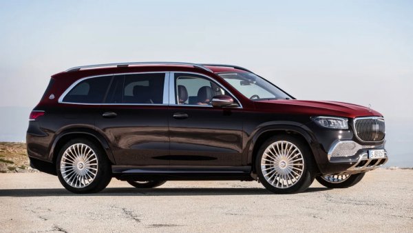 Един голям, лъскав SUV винаги е на ръба на обвиненията в кич и безвкусица. Но Maybach версията на GLS уверено прекрачва този ръб с двуцветното си боядисване, скандалните 23-цолови джанти и количествата хром, достатъчни за всички тенджери и тигани в Северното полукълбо. 
